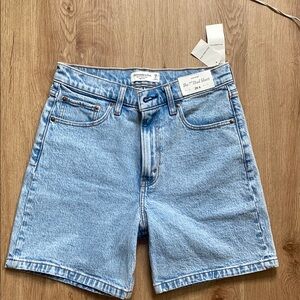 NWT Abercrombie & Fitch 7” Dad Short -Size 6